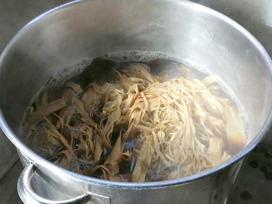 コウゾの皮を煮る