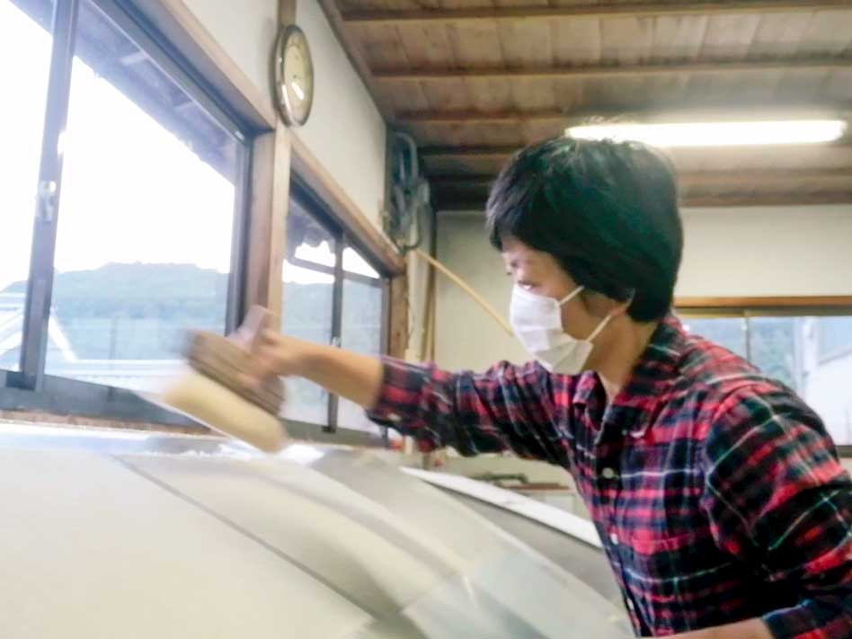 乾燥機にハケではりつけ