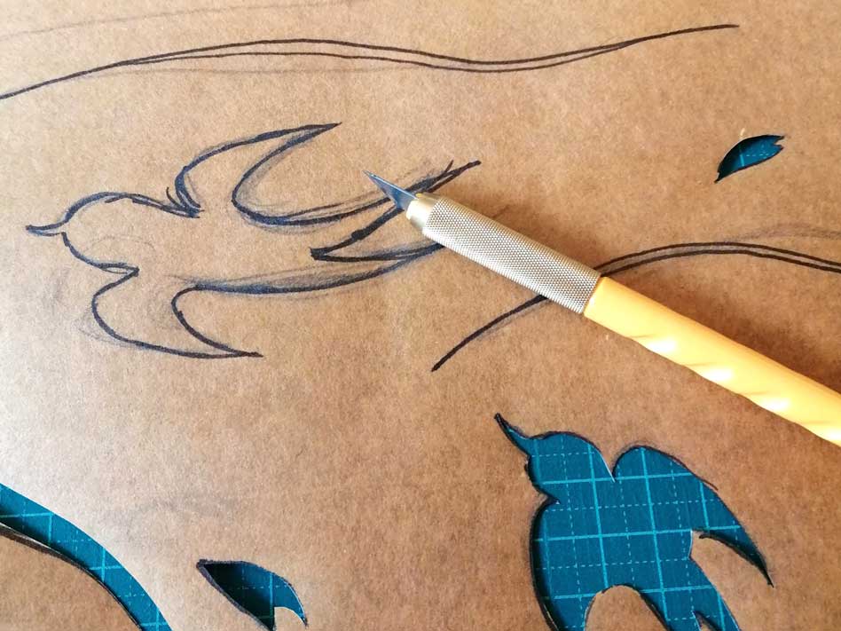 デザインを描きこみ手彫り