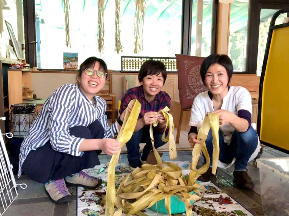 若い女性たちのグループとさくりをおこなう活動