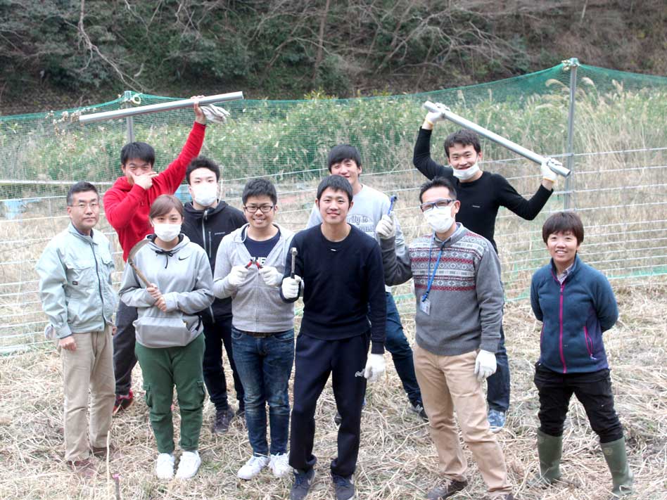 学生の皆さん作業応援